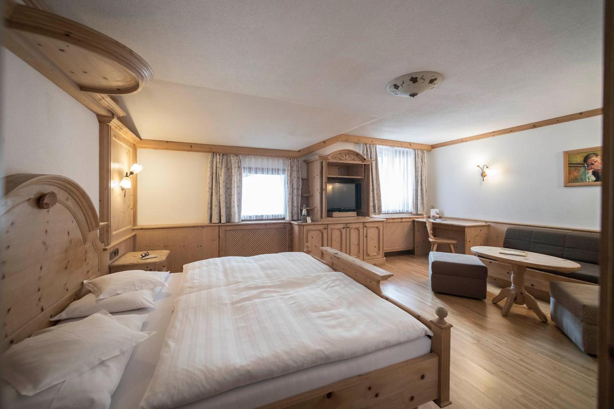 Posta Zirm Hotel Corvara In Badia Kültér fotó