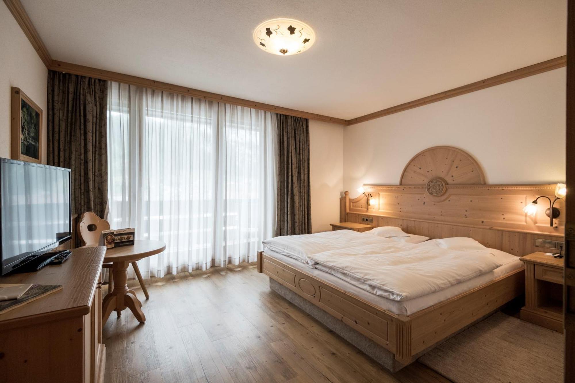 Posta Zirm Hotel Corvara In Badia Kültér fotó